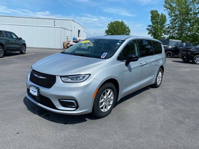2024 Chrysler Pacifica Touring L's photo