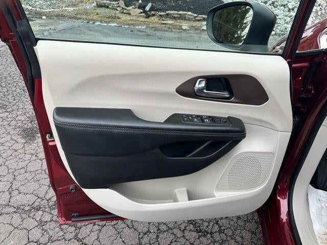 2022 Chrysler Voyager LX FWD