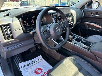 2025 Nissan Pathfinder Platinum 4WD